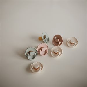 FRIGG Daisy - Round Latex 2-Pack Pacifiers 1 | Casa Childrenswear